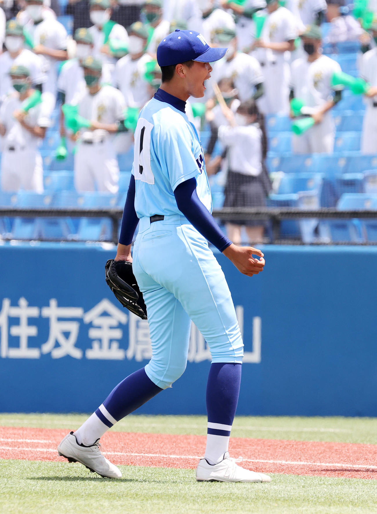 日体大荏原対城東　勝利し雄たけびを上げる日体大荏原・小金井（撮影・鈴木正人）