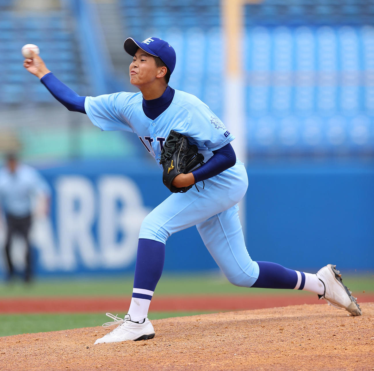 日体大江原対城東　3回裏城東1死一、三塁、日体大江原2番手で登板し力投する小金井（撮影・垰建太）
