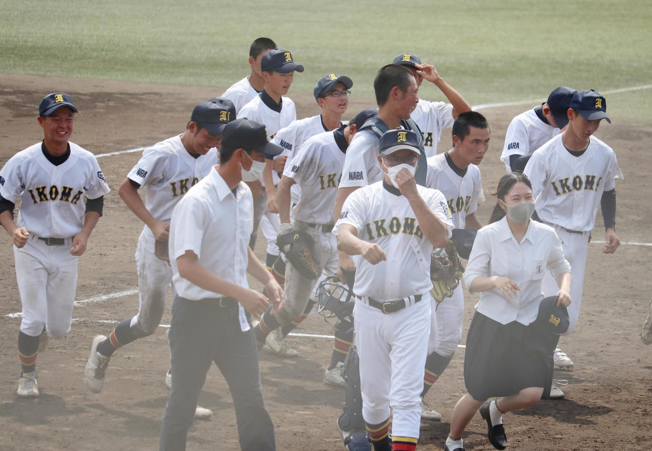 智弁学園戦の後、勝利を喜ぶ生駒の選手と北野定雄監督監（中央右）ら（2022年7月26日）
