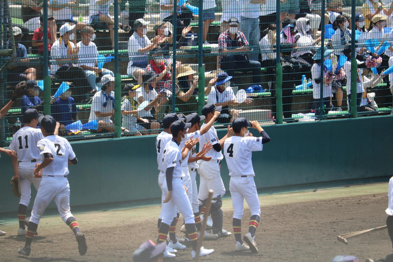 5回、熊田颯馬外野手の好捕に沸く生駒のメンバー（撮影・益子浩一）