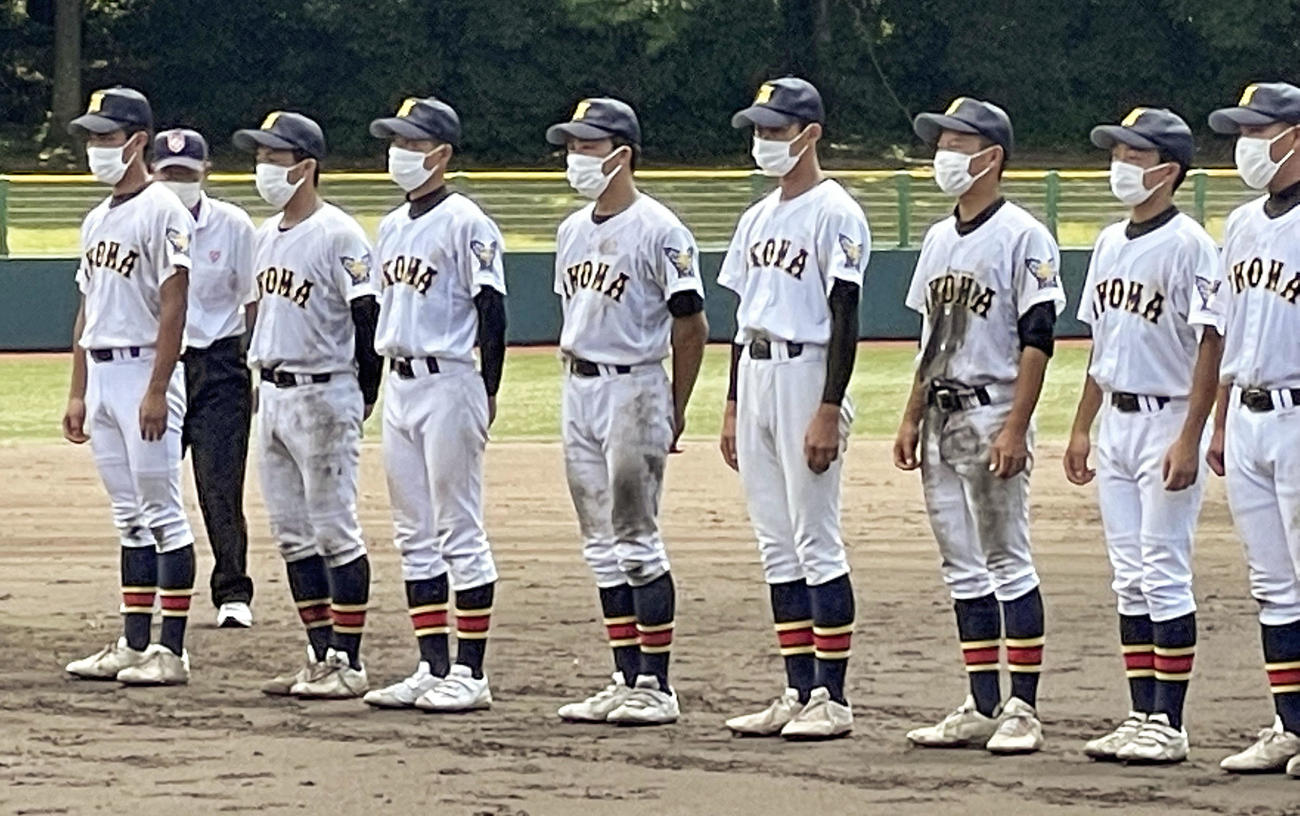 試合を終え、整列する生駒の選手（共同）