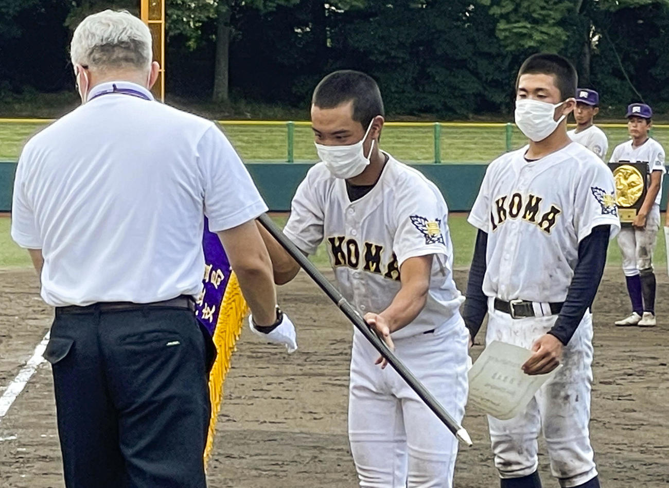準優勝旗を受け取る生駒の熊田颯馬主将（共同）