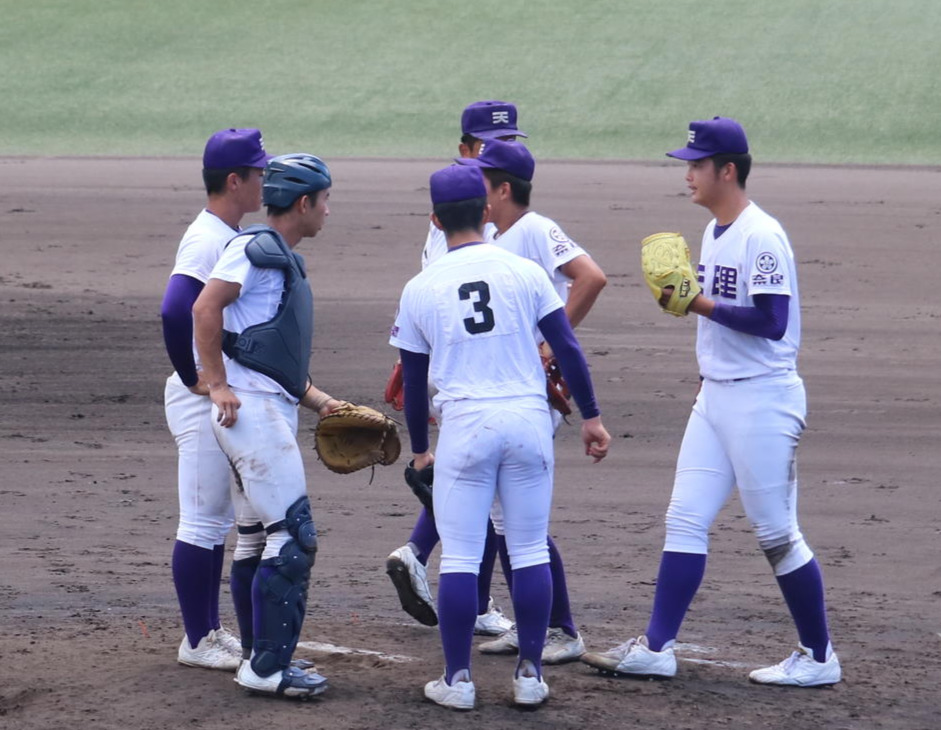9回2死、選手だけでマウンドに集まり「喜ぶのはやめておこう」と話し合う天理のメンバー（撮影・益子浩一）