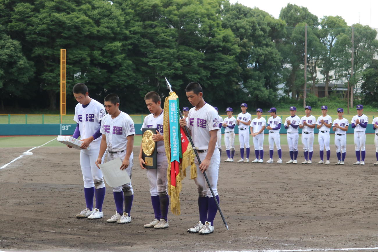 優勝旗を手にする天理のメンバー（撮影・益子浩一）