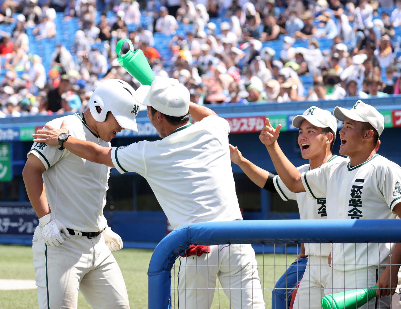 帝京対二松学舎大付　3回裏二松学舎大付2死、片井（左）は左越え本塁打を放ちコーチにメガホンで祝福される（撮影・鈴木正人）