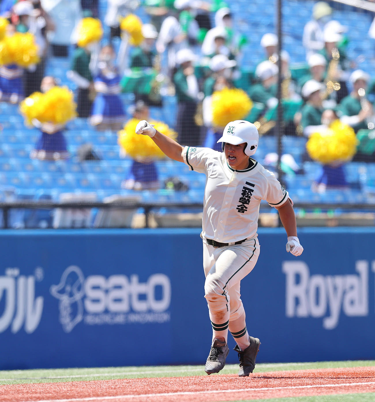 帝京対二松学舎大付　3回裏二松学舎大付2死、ソロ本塁打を放ちガッツポーズする片井（撮影・垰建太）