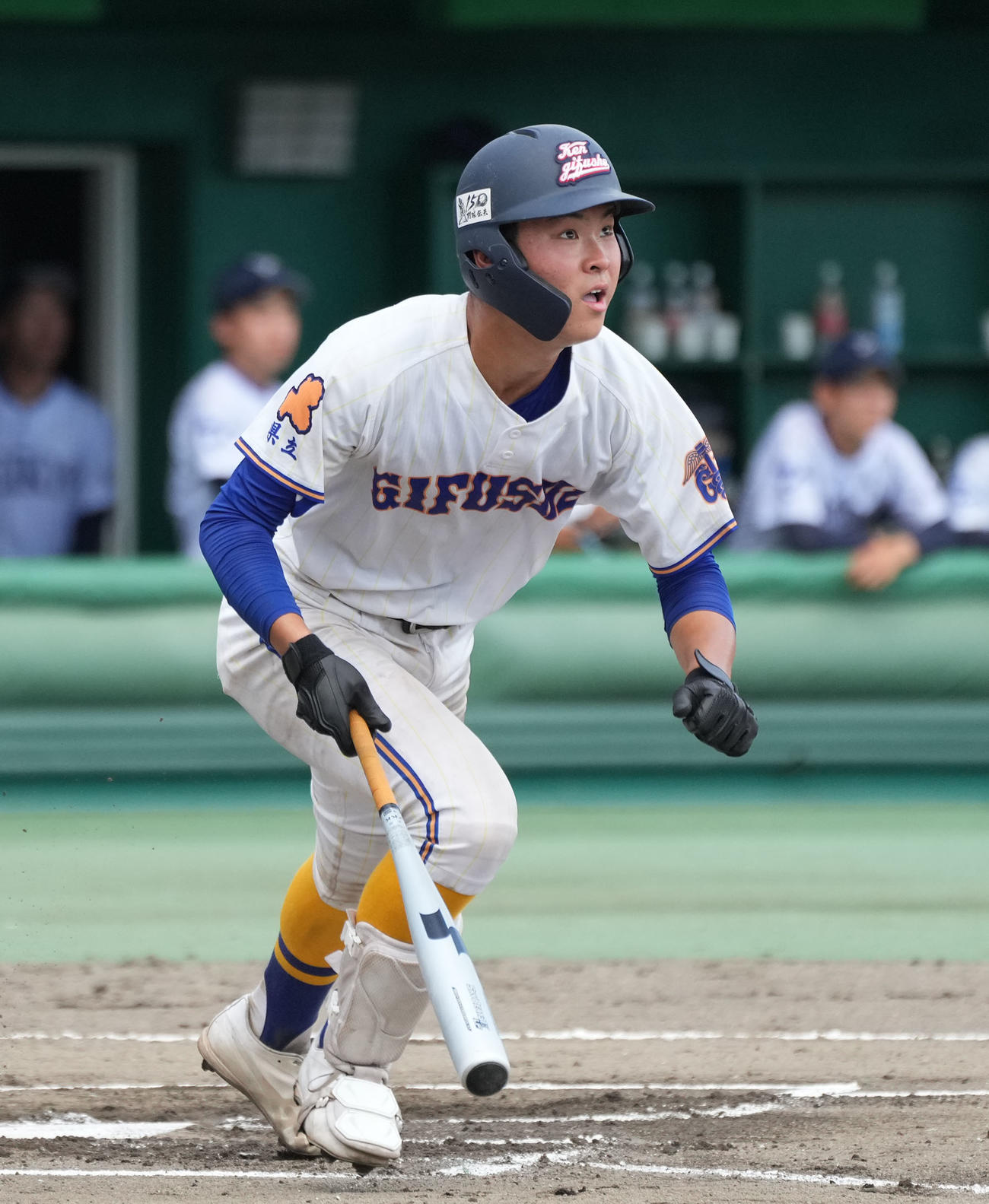 11回裏県岐阜商無死、右越えサヨナラ本塁打を放つ村瀬海斗（右）（撮影・森本幸一）