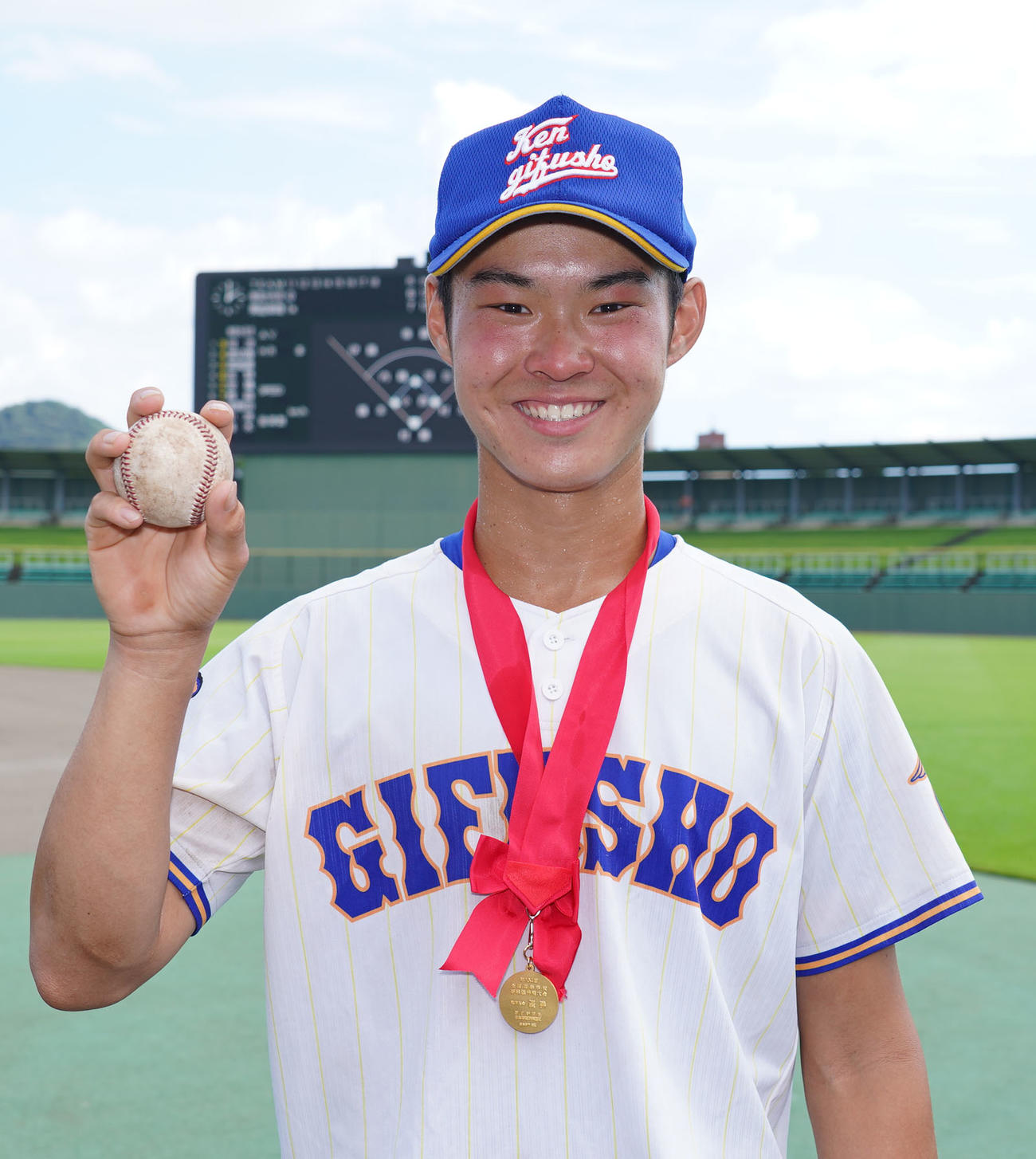サヨナラホームランの記念球を手に笑顔を見せる県岐阜商・村瀬（撮影・森本幸一）