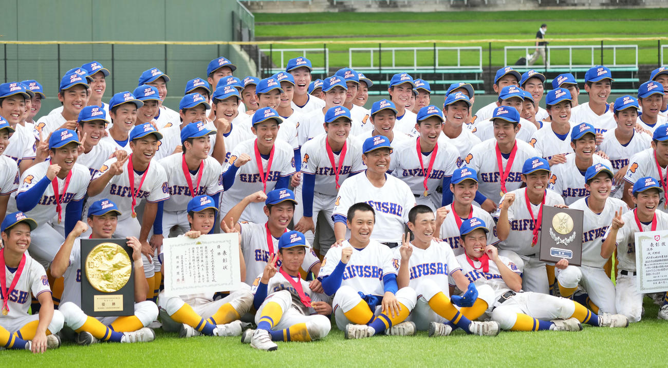 岐阜大会を優勝し笑顔でナインと記念撮影をする県岐阜商・鍛治舎巧監督（2列目・中央）（撮影・森本幸一）