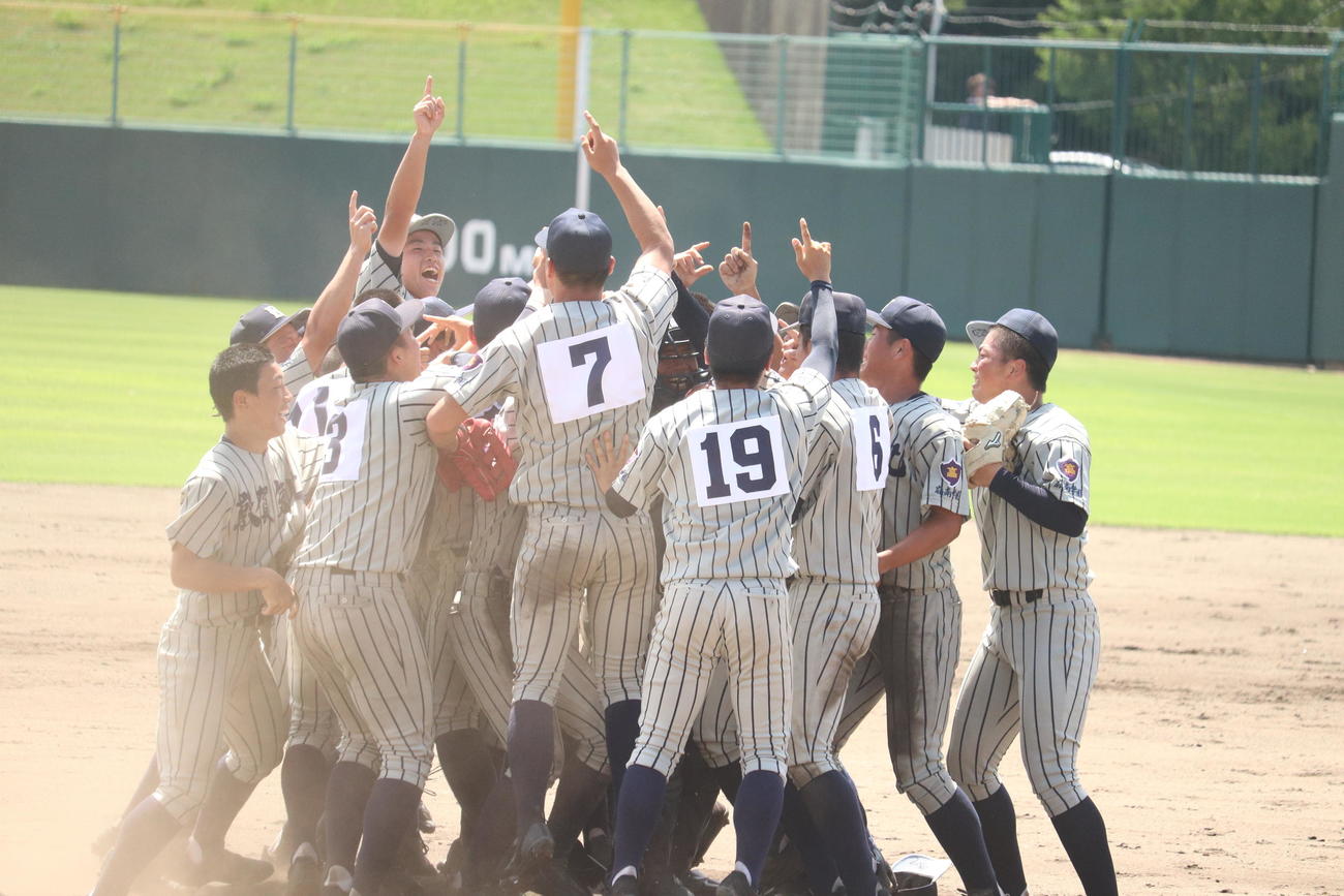 敦賀気比対北陸　優勝を喜ぶ敦賀気比の選手（撮影・竹本穂乃加）