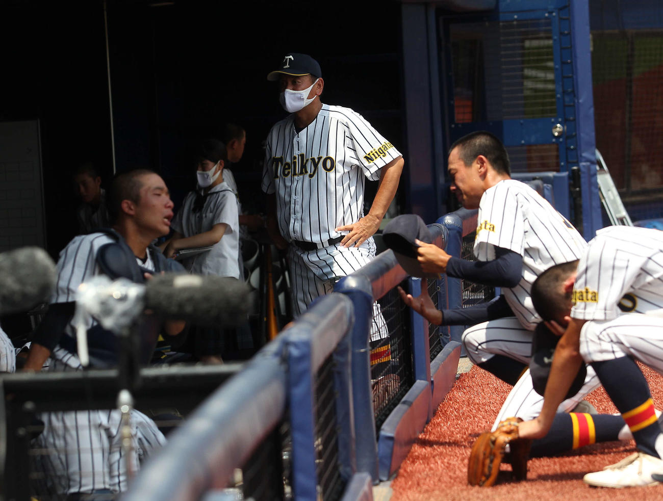 延長サヨナラ敗戦にベンチで泣く帝京長岡ナインを見つめる芝草監督