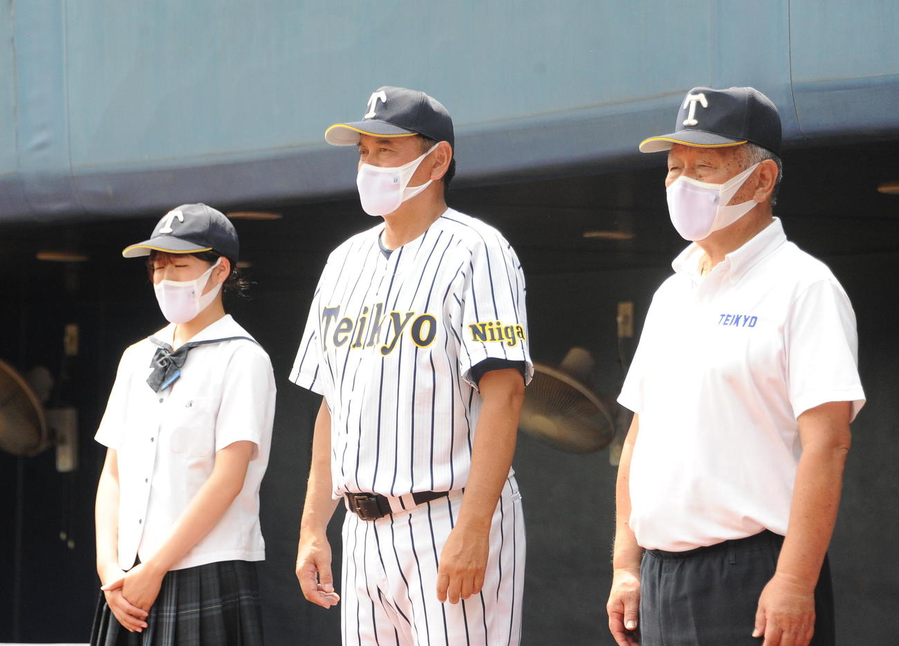 試合後、健闘した選手たちを見つめる帝京長岡・芝草監督（中央）