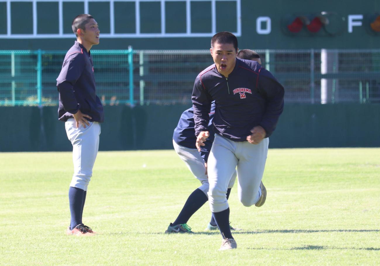 甲子園の暑さ対策で、長袖の練習着を着用し練習に励む横浜ナイン（撮影・阿部泰斉）