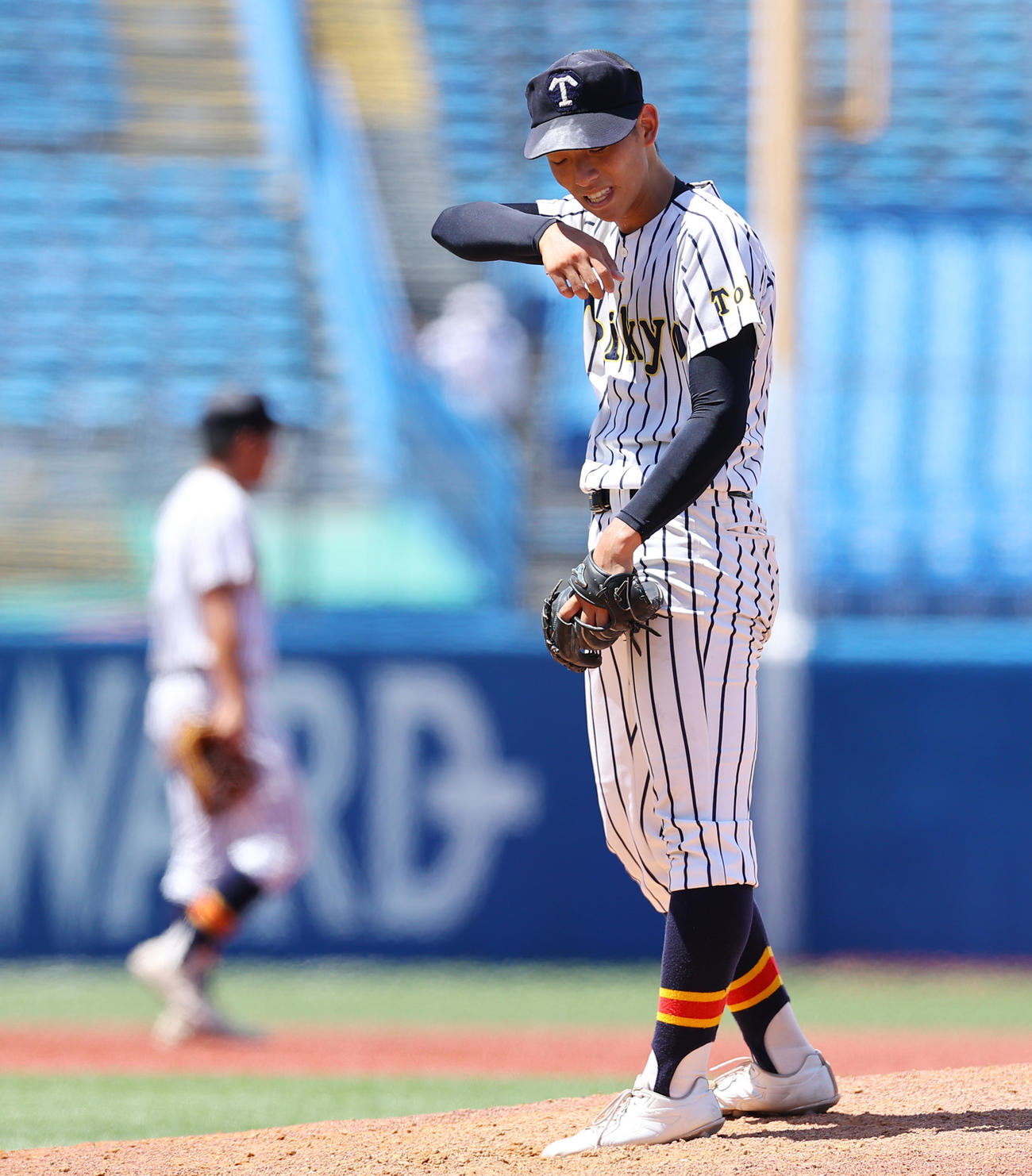 帝京対二松学舎大付　3回裏二松学舎大付2死、片井にソロ本塁打を浴び肩を落とす高橋（撮影・垰建太）