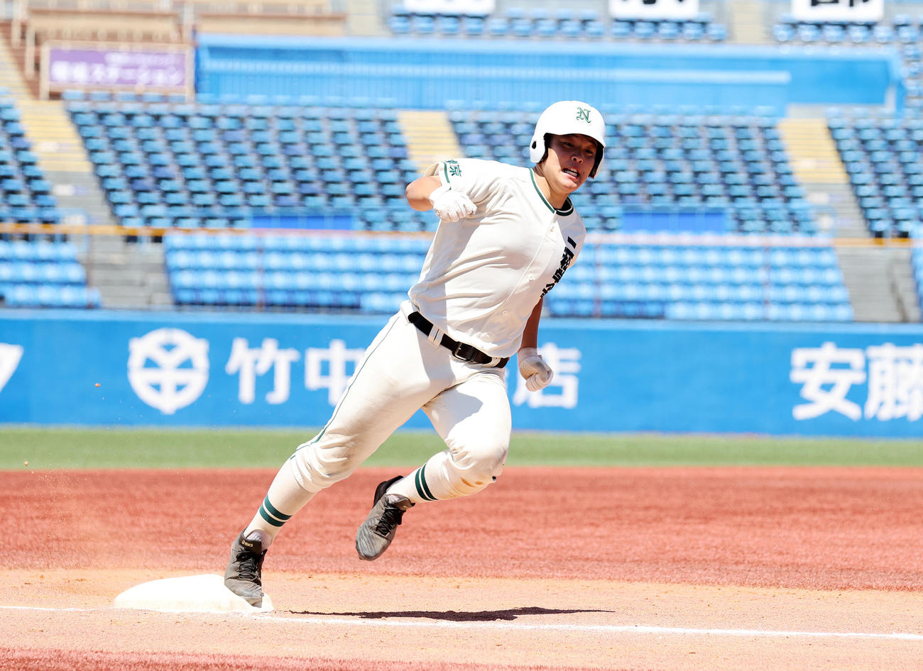 帝京対二松学舎大付　3回裏二松学舎大付2死、片井は左越え本塁打を放つ（撮影・鈴木正人）
