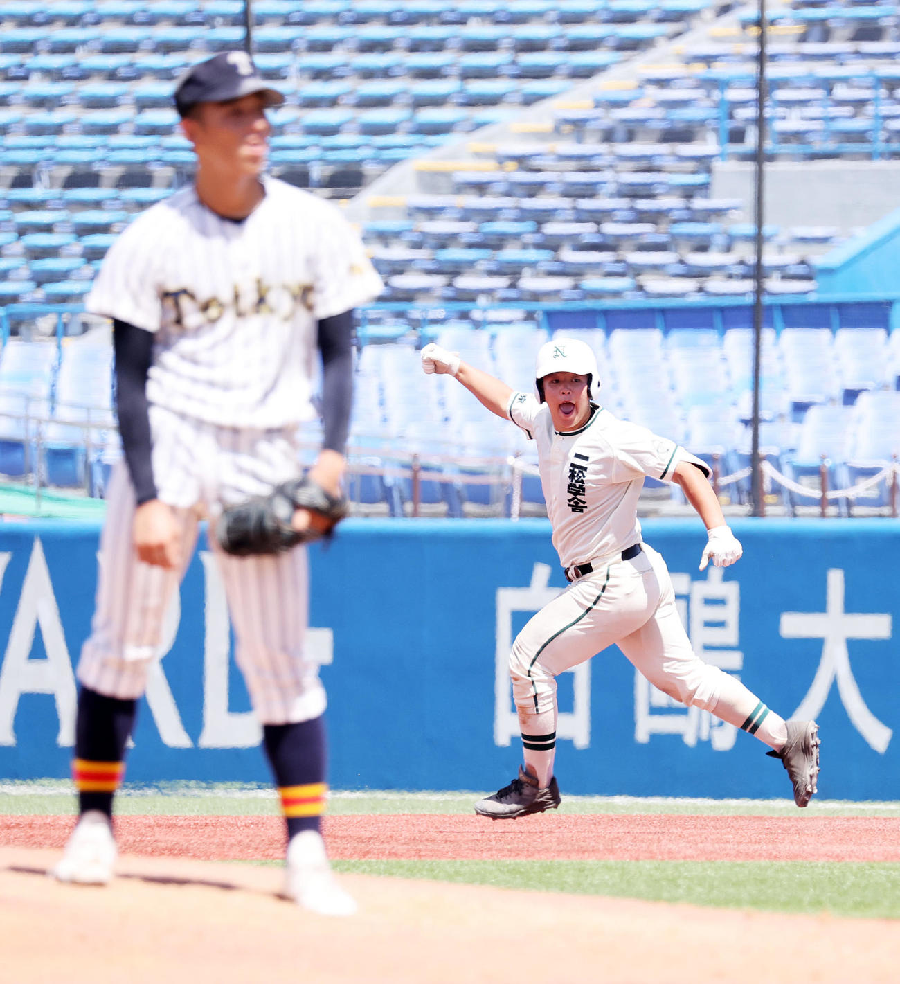 帝京対二松学舎大付　3回裏二松学舎大付2死、片井（右）は左越え本塁打を放ちガッツポーズ、投手は高橋蒼（撮影・鈴木正人）