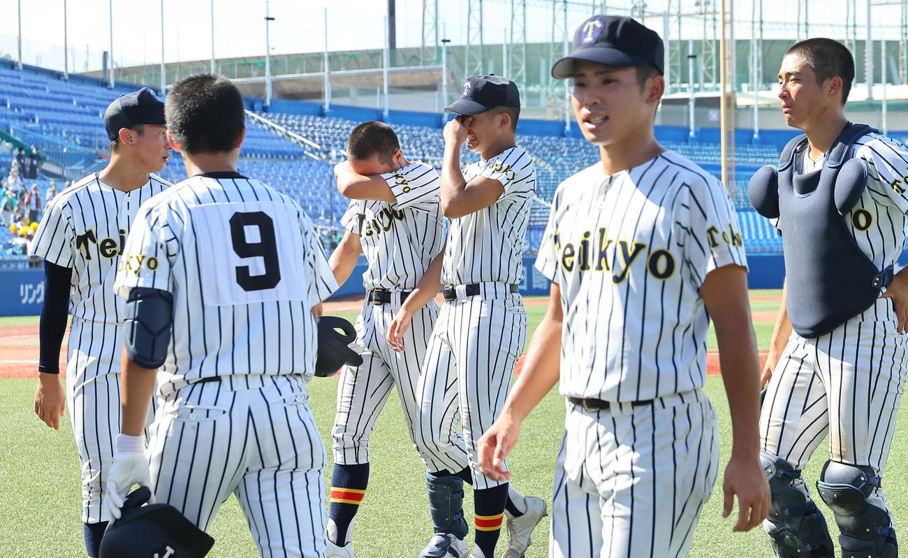 帝京対二松学舎大付　二松学舎大付に敗れ決勝進出を逃し涙する帝京ナイン（撮影・垰建太）