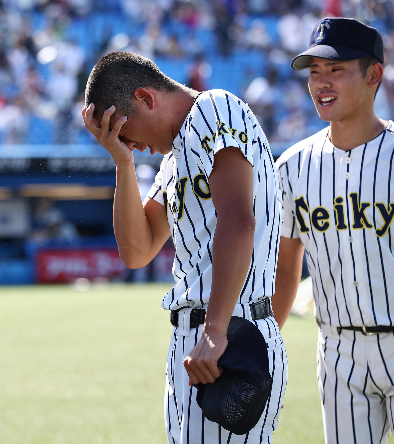 帝京対二松学舎大付　二松学舎大付に敗れ決勝進出を逃し号泣する帝京・高橋蒼（左）（撮影・垰建太）