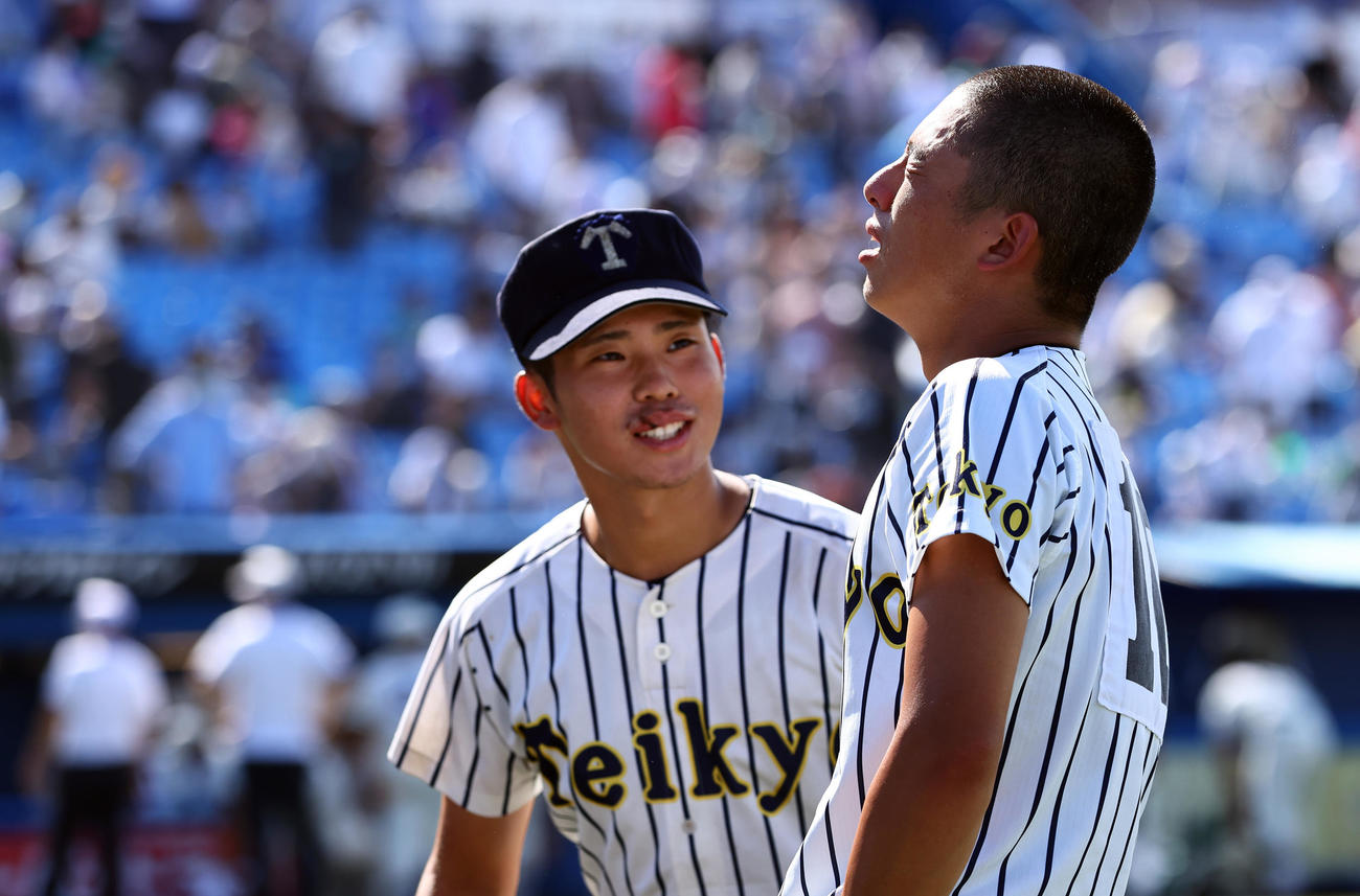 帝京対二松学舎大付　二松学舎大付に敗れ決勝進出を逃し号泣する帝京・高橋蒼（右）（撮影・垰建太）