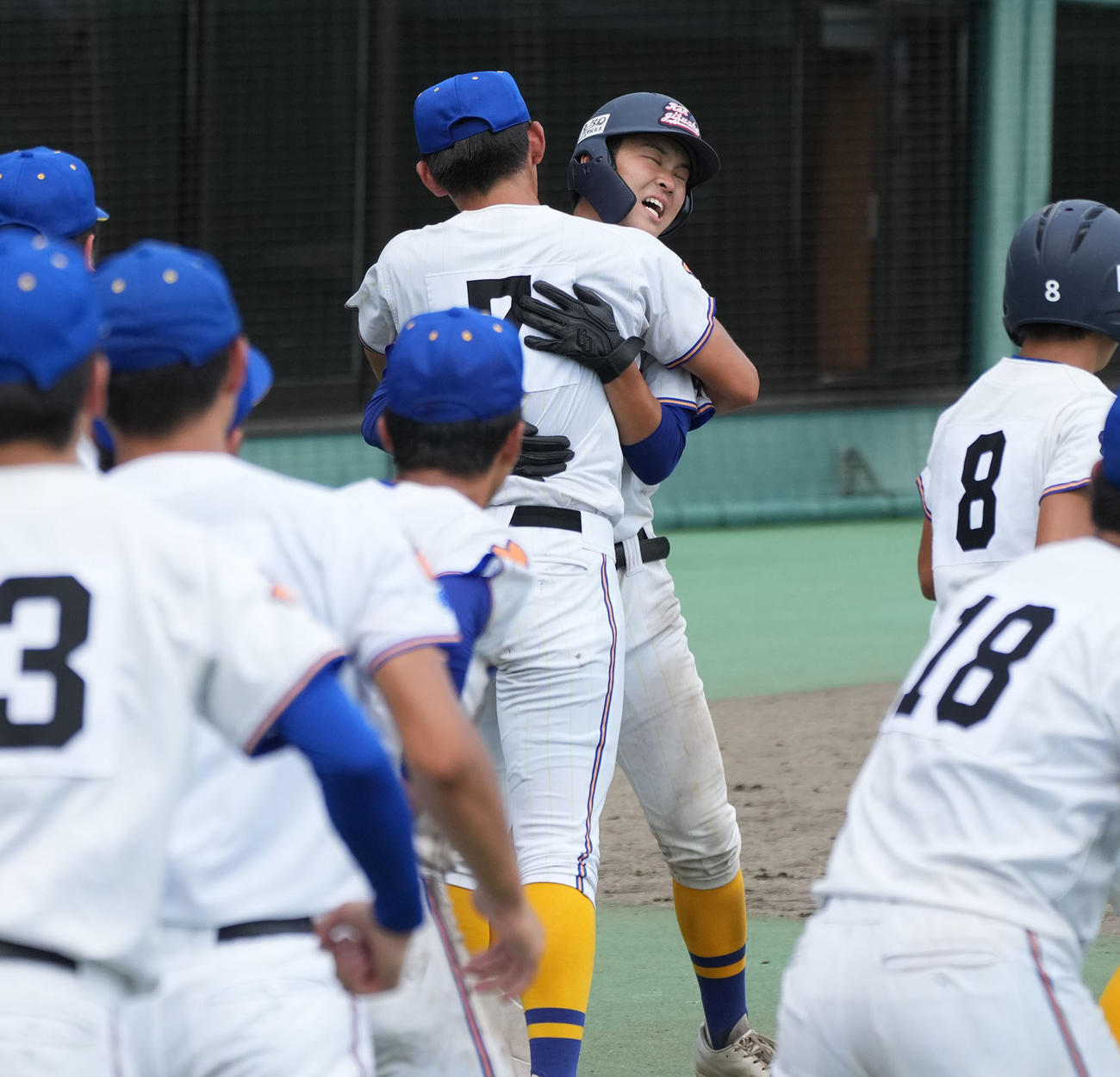 県岐阜商対帝京大可児　11回裏県岐阜商無死、右越えサヨナラ本塁打を放ち伊藤と抱き合う村瀬（中央）（撮影・森本幸一）