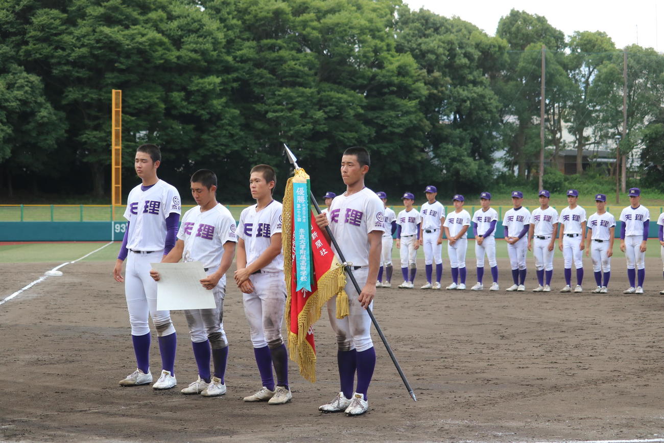 優勝旗を手にする天理のメンバー（撮影・益子浩一）