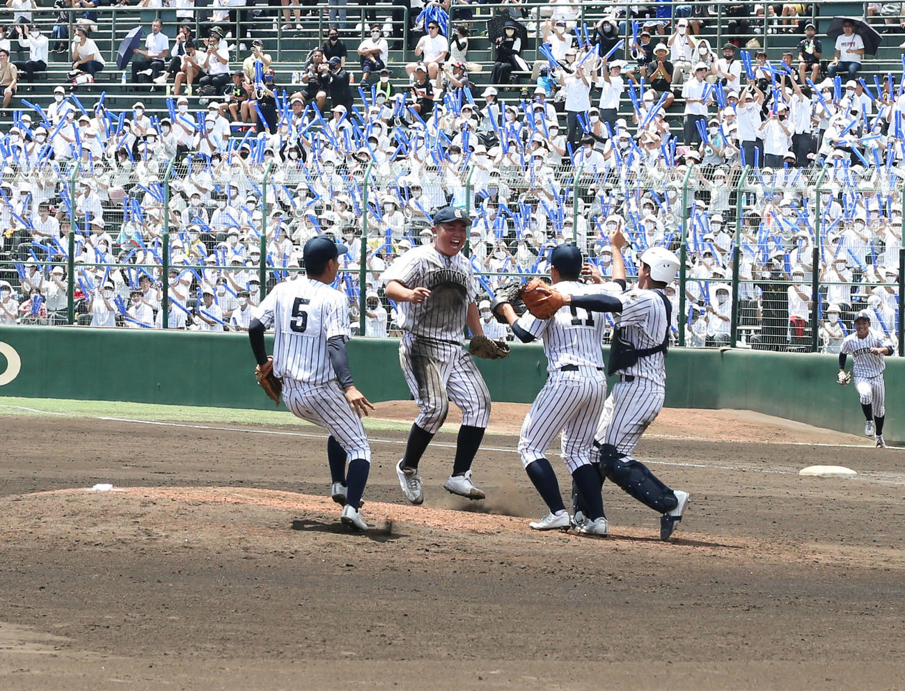 筑陽学園対九州国際大付　甲子園出場を決め、歓喜に沸く九州国際大付ナイン（撮影・屋方直哉）