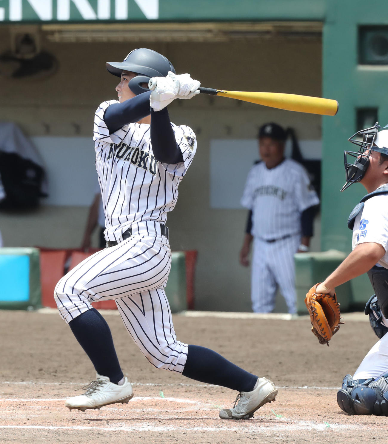 筑陽学園対九州国際大付　8回裏、九州国際大付の白井は決勝打を放つ（撮影・屋方直哉）