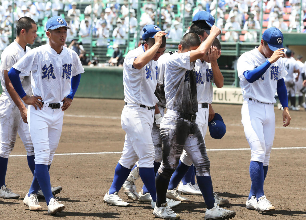 筑陽学園対九州国際大付　九州国際大付に敗れ、肩を落とす筑陽学園ナイン（撮影・屋方直哉）