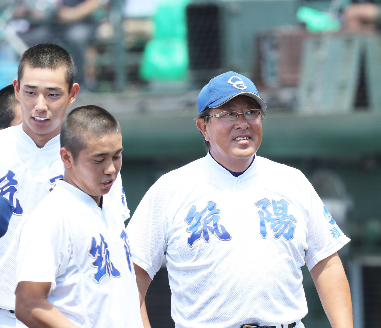 筑陽学園の江口監督（右）はスタンドを見つめる（撮影・屋方直哉）