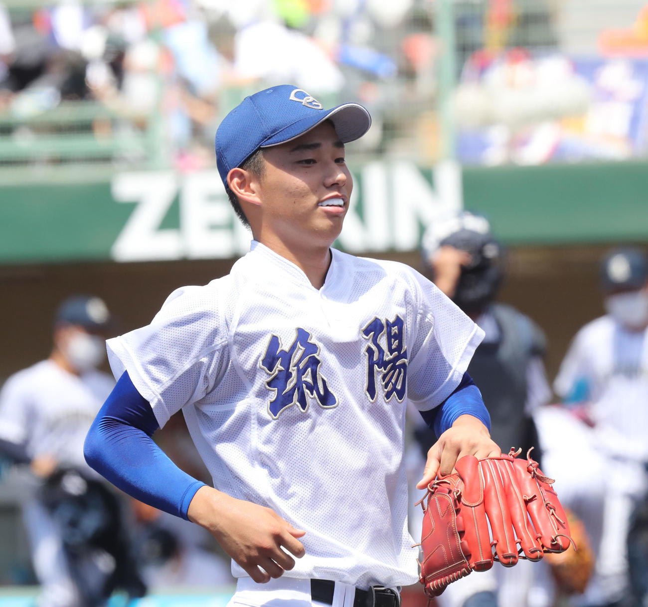 筑陽学園対九州国際大付　1回裏を投げ終え、笑顔でベンチに戻る木口（撮影・屋方直哉）