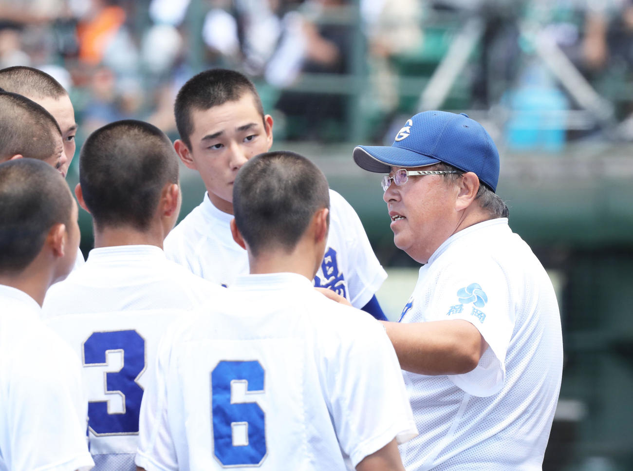 筑陽学園対九州国際大付　試合前、ナインに話をする江口監督（撮影・屋方直哉）