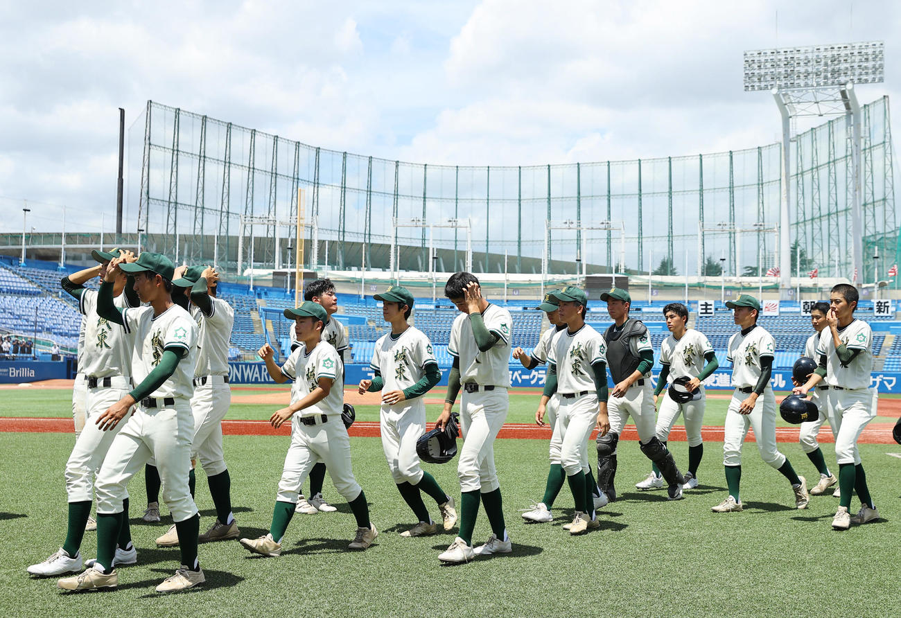 日体大荏原対城東　日体大荏原に敗れ肩を落とす城東ナイン（撮影・垰建太）