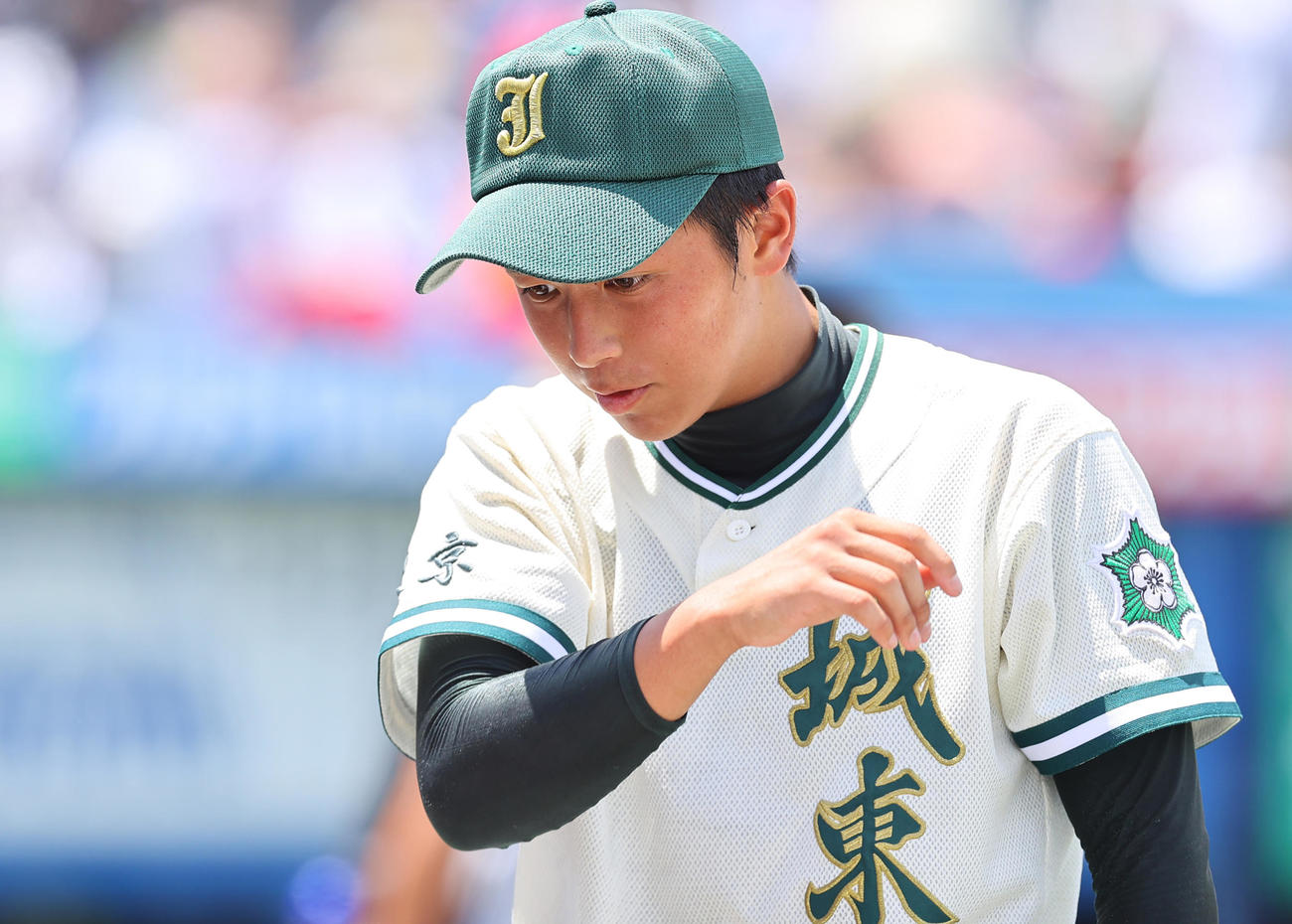 日体大荏原対城東　日体大荏原に敗れ決勝進出を逃し肩を落とす城東・峯岸（撮影・垰建太）