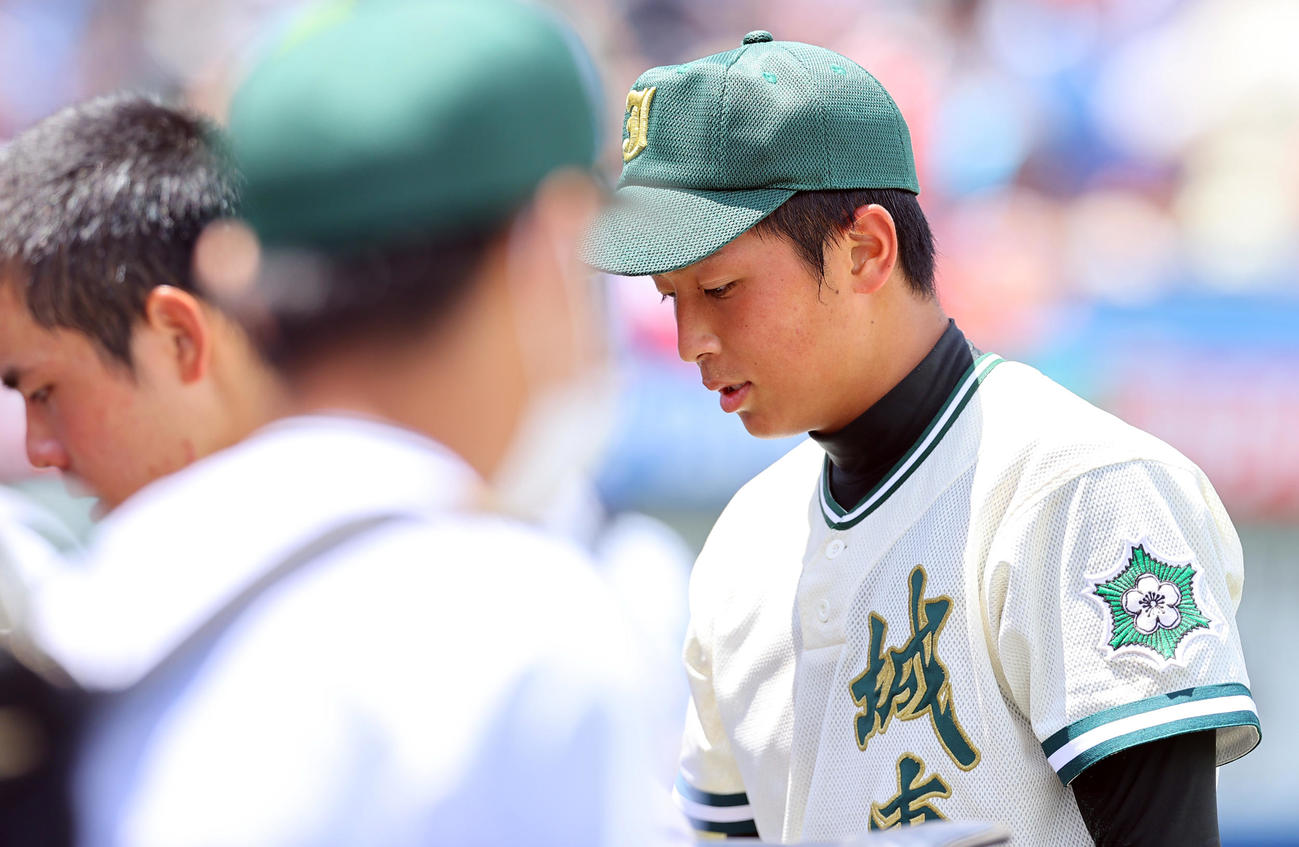 日体大荏原対城東　日体大荏原に敗れ決勝進出を逃し肩を落とす城東・峯岸（撮影・垰建太）