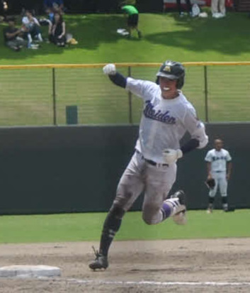 同点の8回に勝ち越し3ランを放った藤山航平捕手（3年）