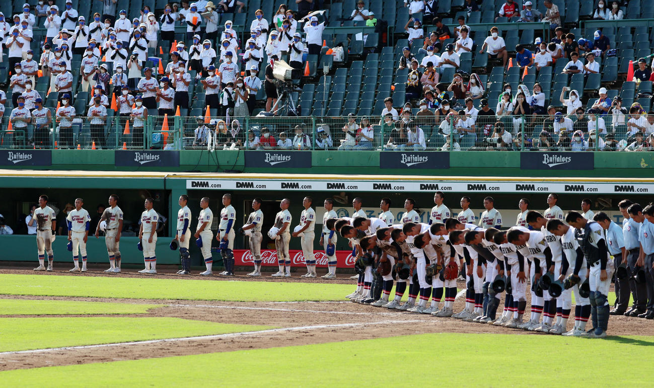 社対神戸国際大付属　タイブレークで敗れた神戸国際大付属ナインは一塁側で整列（撮影・加藤哉）