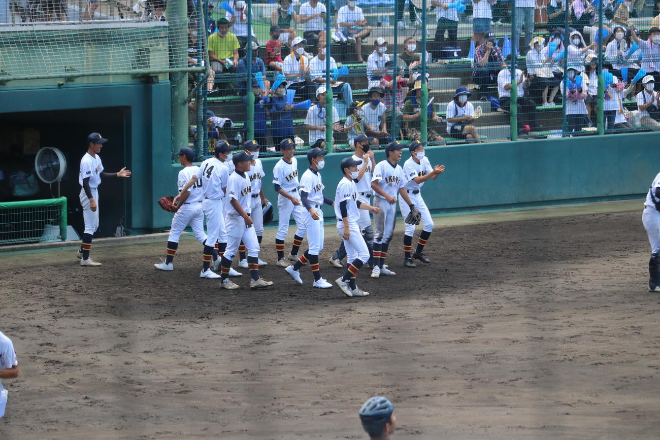 6回を無失点に抑えた選手を出迎える生駒のメンバー（撮影・益子浩一）2022年7月28日、奈良