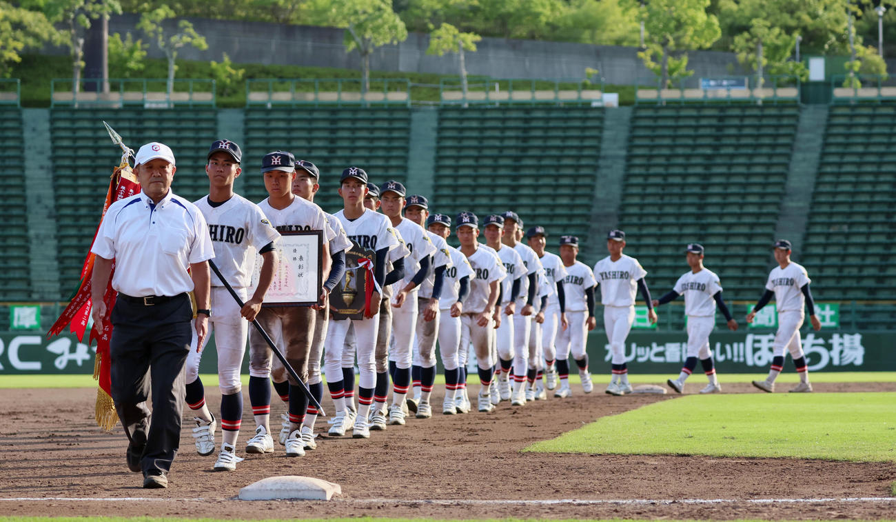 優勝を決め行進する社ナイン（撮影・加藤哉）
