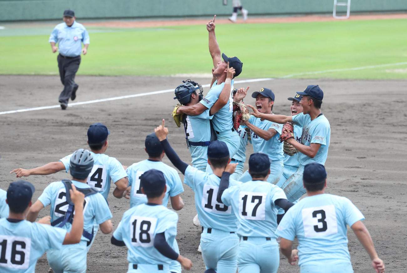 立命館守山対近江　立命館守山を破り優勝を決めて人さし指を突き上げる山田（中央）を中心に集まる近江ナイン（撮影・白石智彦）