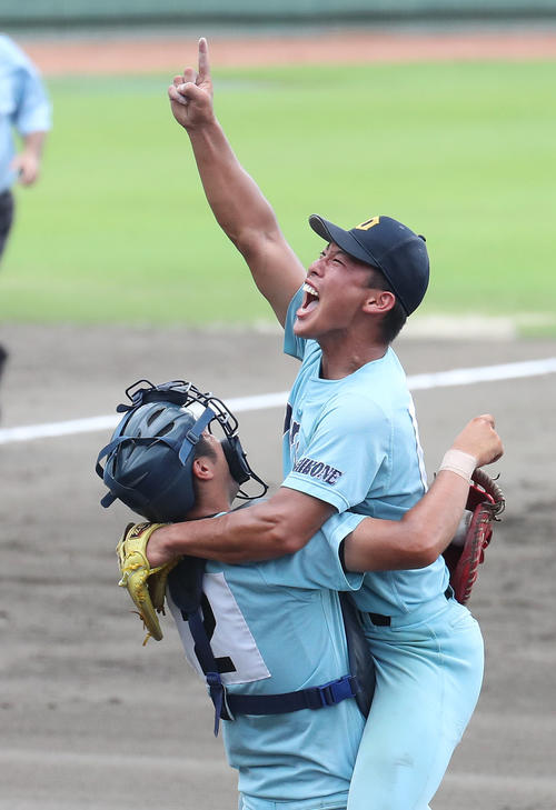 立命館守山対近江 立命館守山を破り優勝を決めて捕手の大橋(左)に抱きついて人さし指を突き上げる山田(撮影・白石智彦)