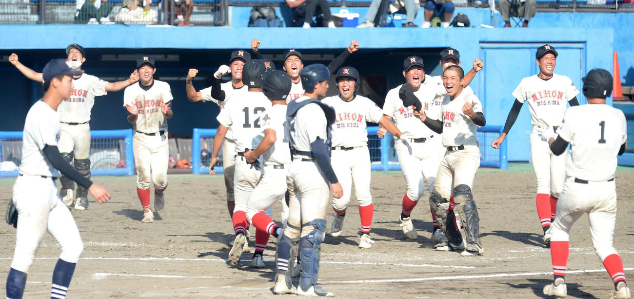 サヨナラ勝ちで決勝進出を決め、歓喜する日大三島ナイン