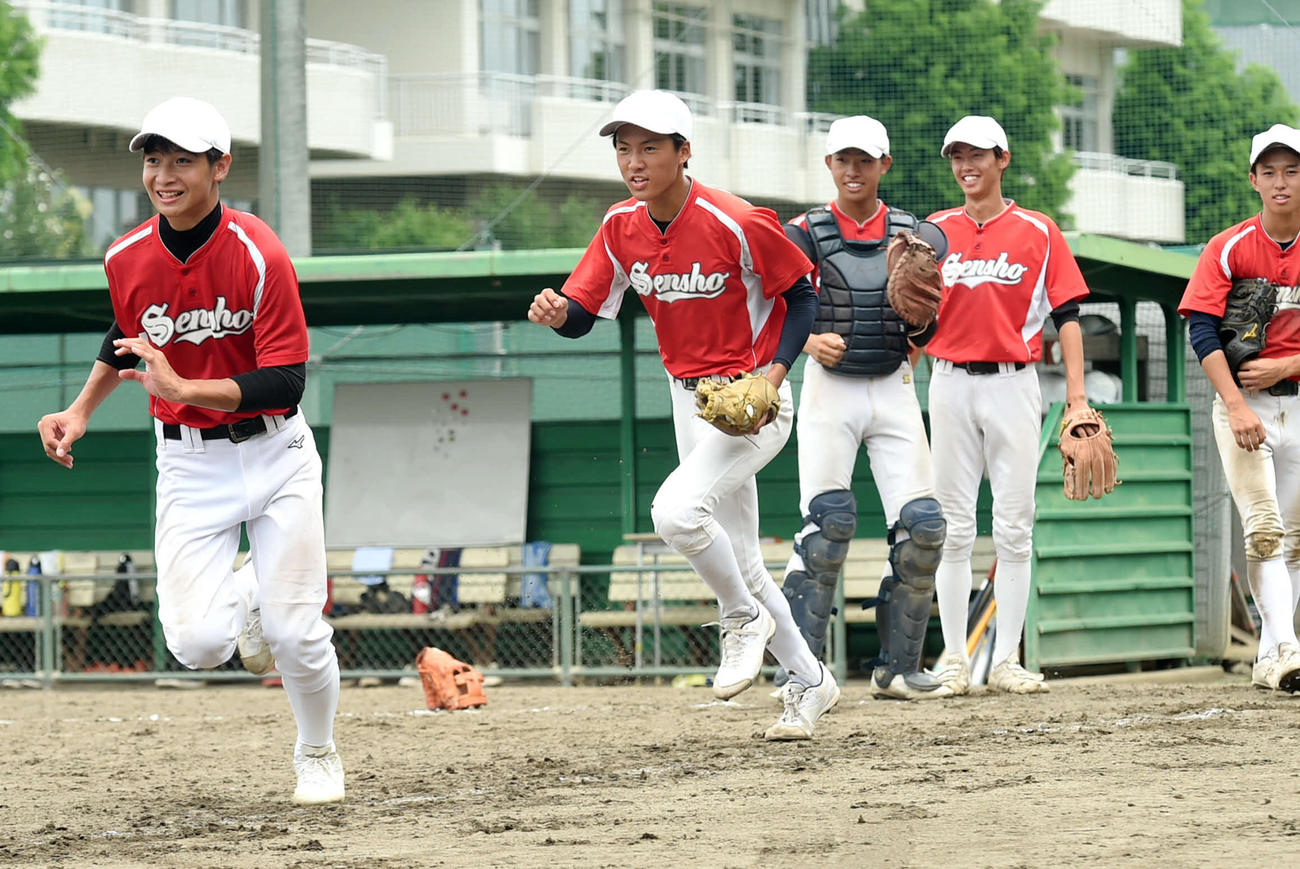 挟殺プレーで走者を追いかける仙台商・狩野（左から2人目）（撮影・相沢孔志）