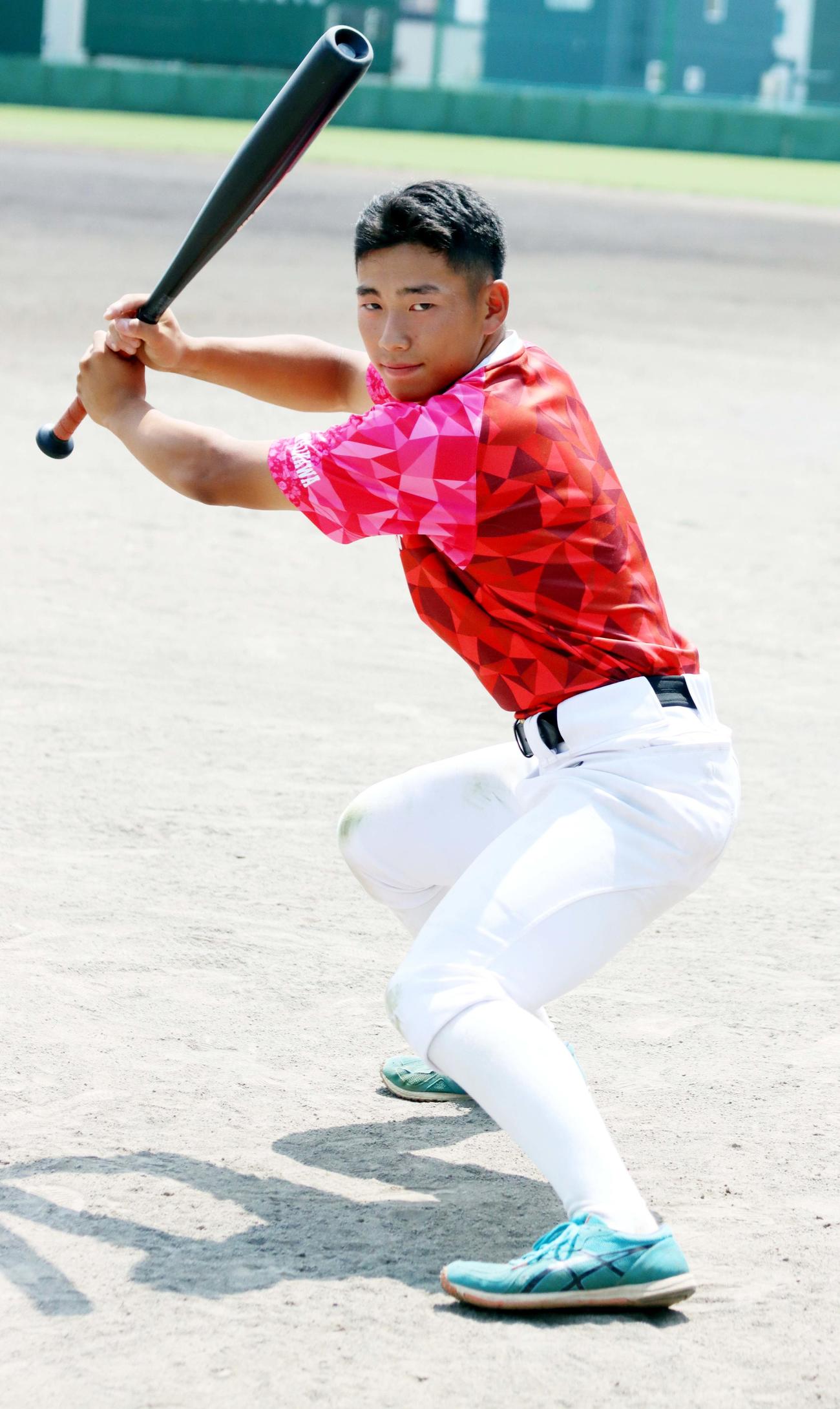 低い構えで相手投手を幻惑する旭川大高の一ノ戸（撮影・永野高輔）