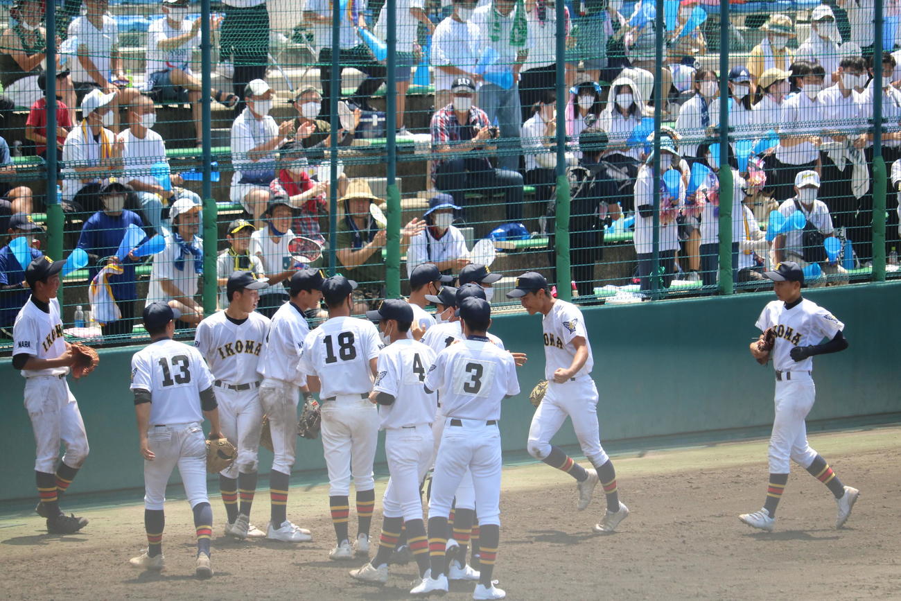 5回、熊田颯馬外野手の好捕に沸く生駒のメンバー（撮影・益子浩一）