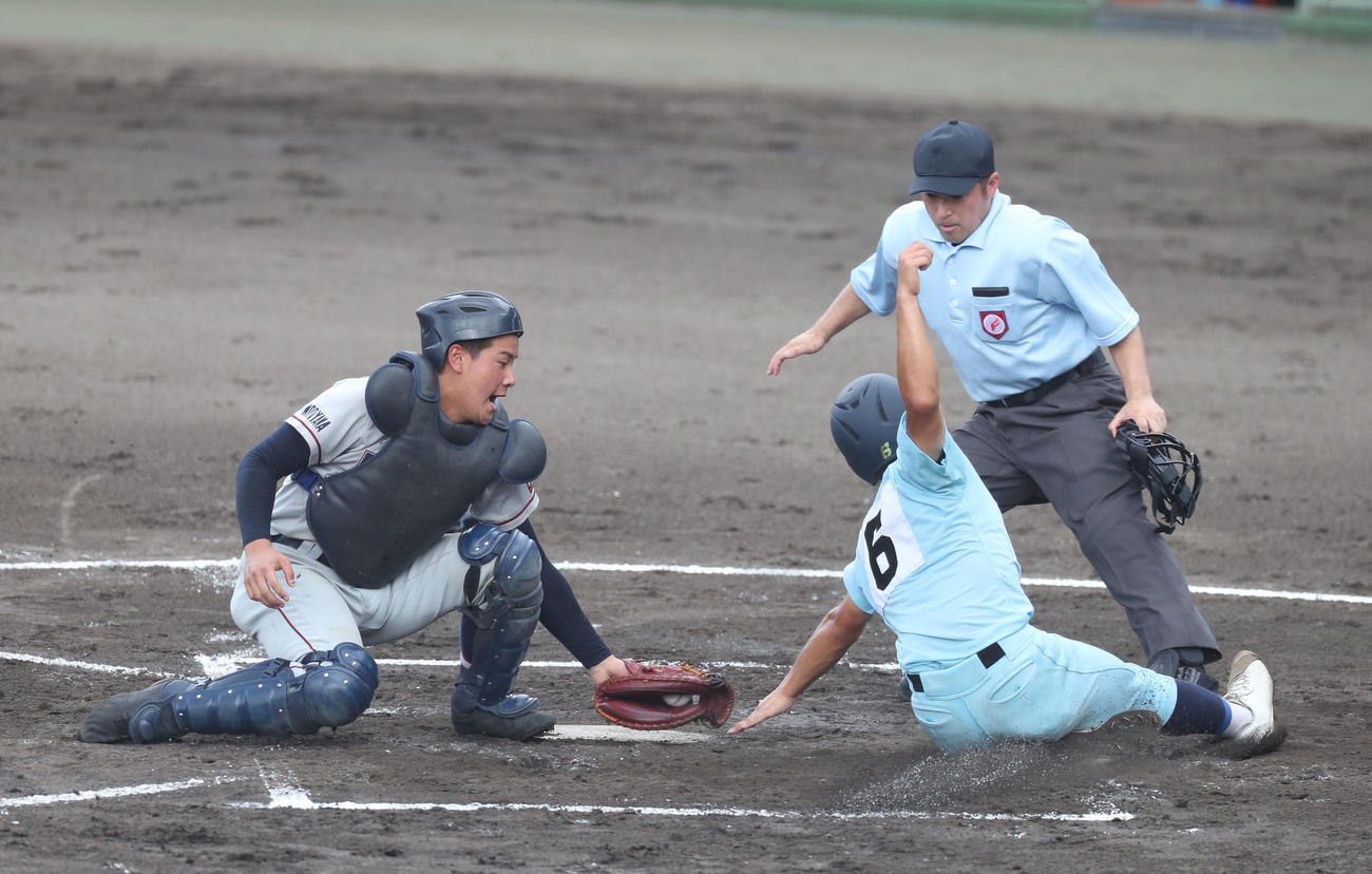 立命館守山対近江　2回裏近江1死一、二塁、大橋の右前適時打で生還する二走横田（左）（撮影・白石智彦）