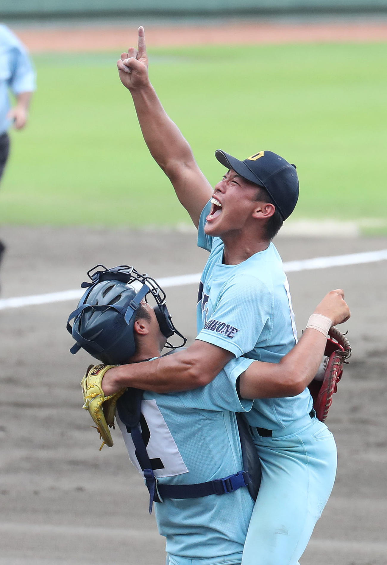 立命館守山対近江　立命館守山を破り優勝を決めて捕手の大橋（左）に抱きついて人さし指を突き上げる山田（撮影・白石智彦）