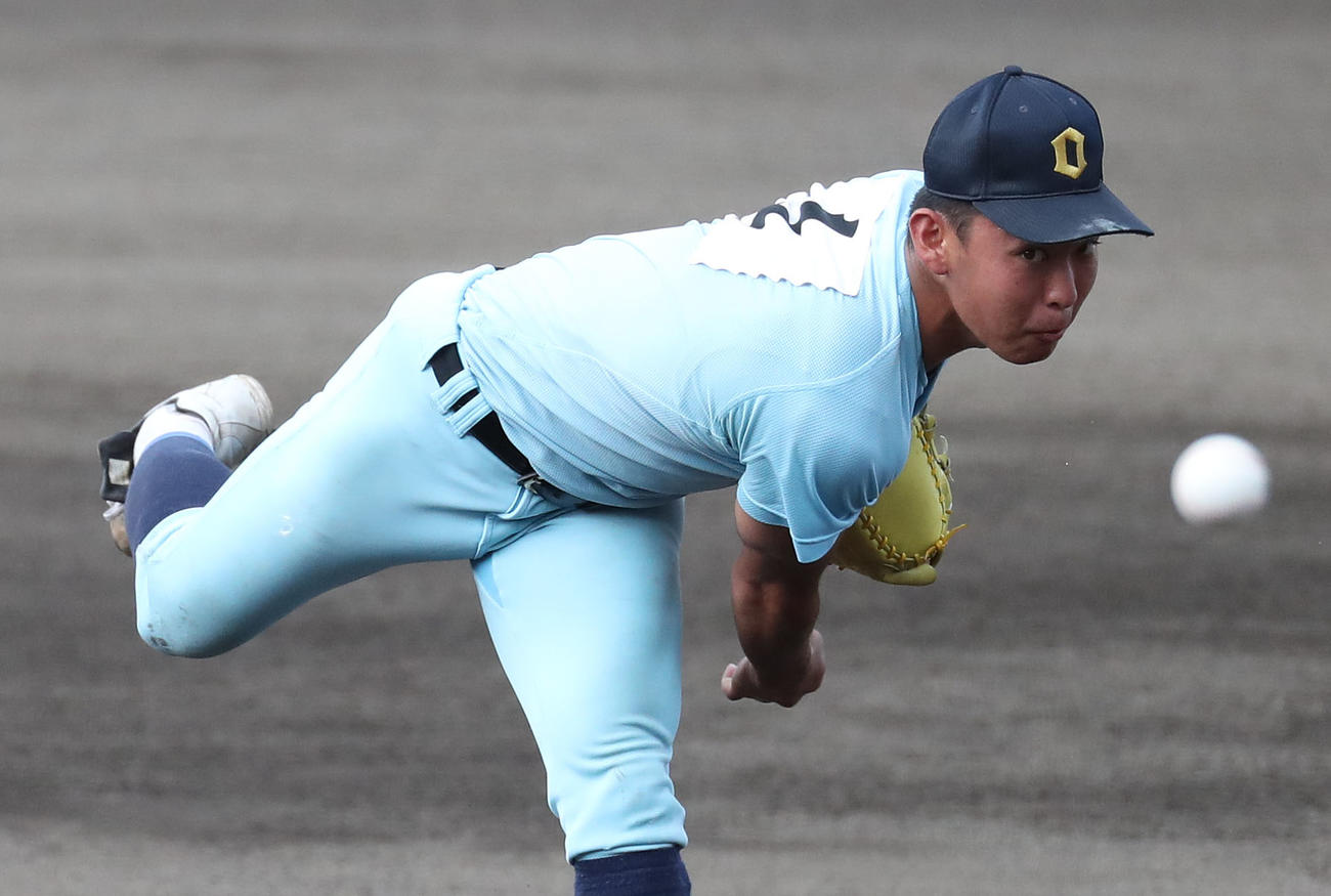 立命館守山対近江　立命館守山戦に登板する近江先発の山田（撮影・白石智彦）