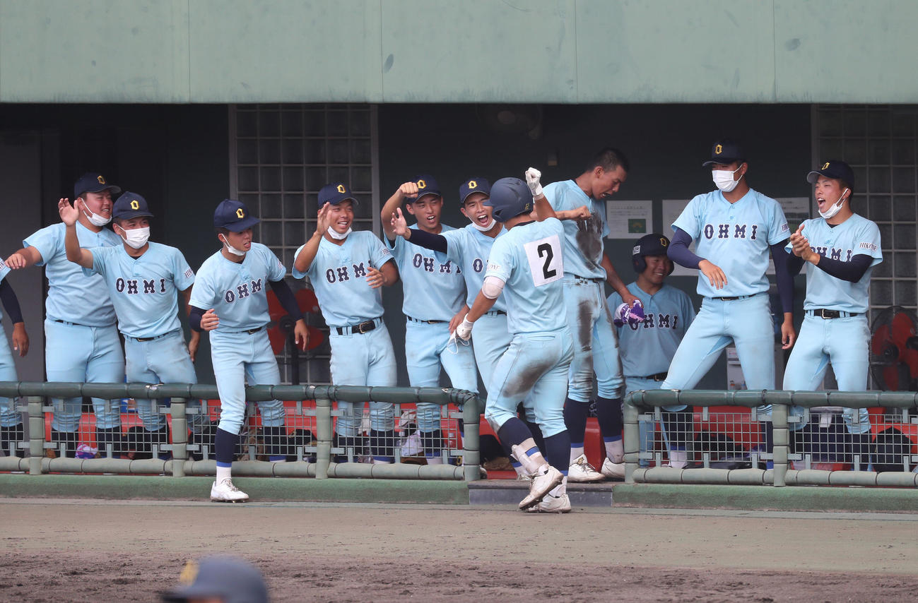 立命館守山対近江　4回裏近江1死、左越え本塁打を放った大橋は近江ナインにハイタッチで出迎えられる（撮影・白石智彦）