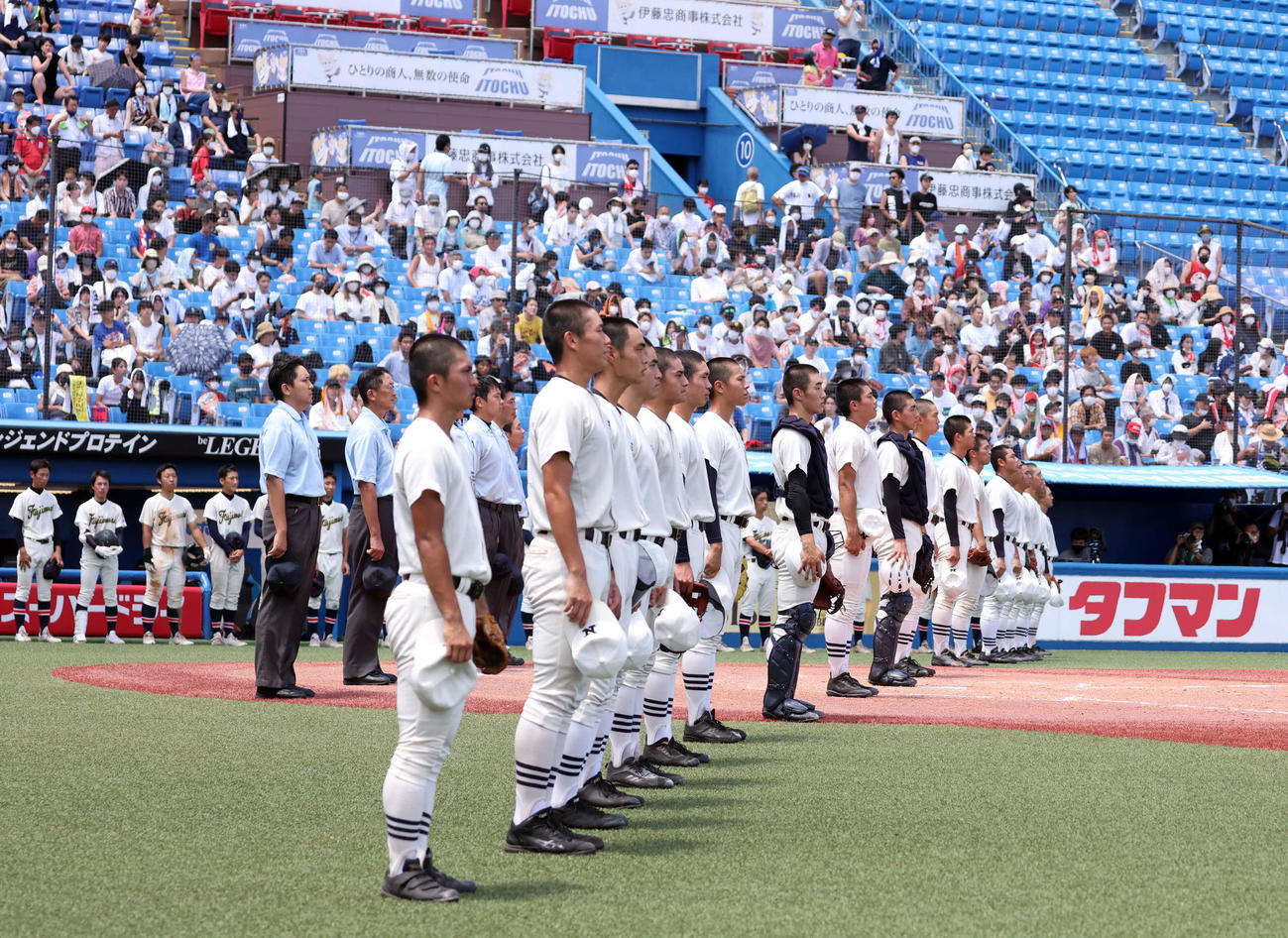 富士森対日大三　決勝進出を決めた日大三ナインは校歌斉唱（撮影・浅見桂子）