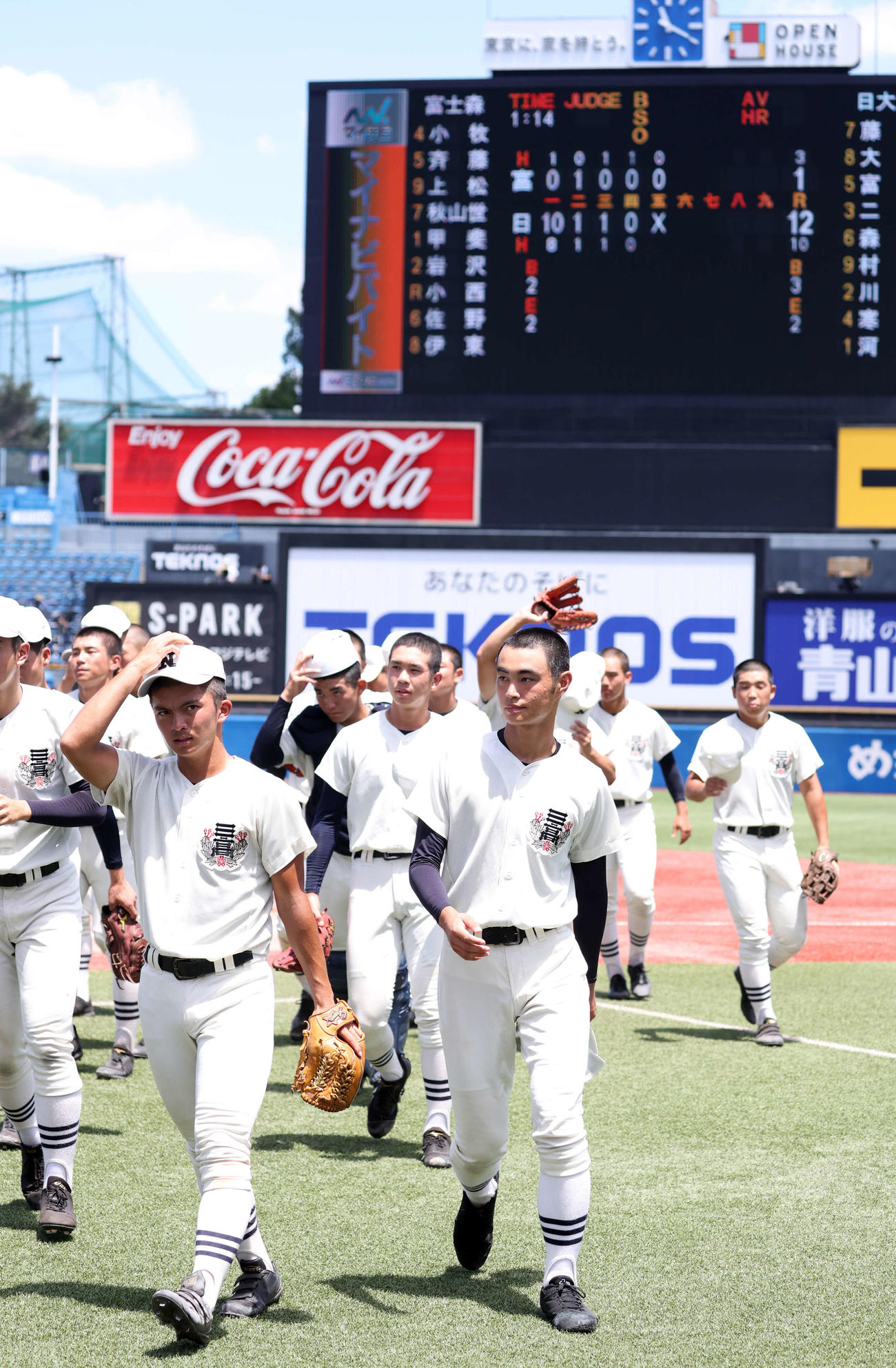 富士森対日大三　5回コールド勝利で決勝進出を決めた日大三ナインはスコアボードを背に引き揚げる（撮影・浅見桂子）